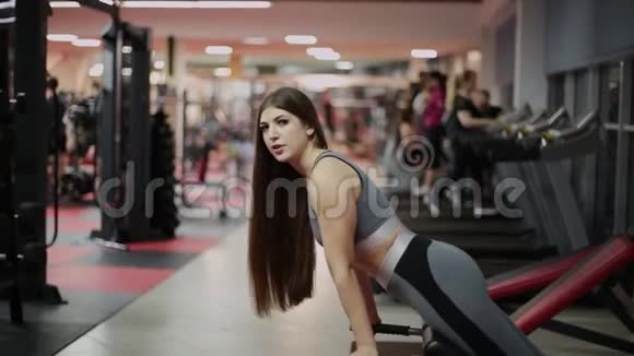 运动的女人在健身房做过度伸展运动视频的预览图
