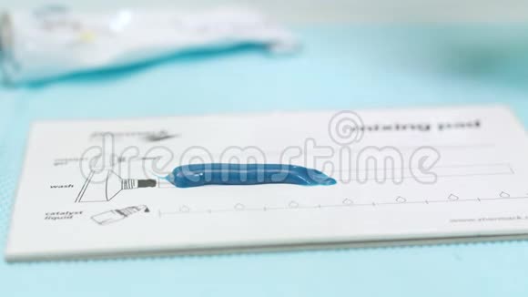 口腔科挤压硅胶材料用于牙印牙科技师视频的预览图