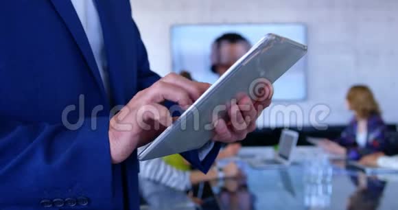高加索女商人在现代化办公室的会议室里使用数码平板电脑视频的预览图