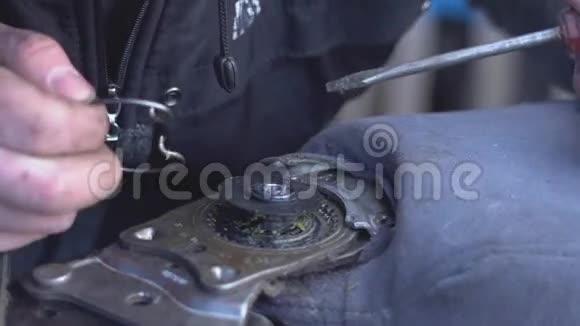 一名机械师正在修理汽车座椅视频的预览图