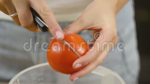 女人切蔬菜做沙拉切西红柿特写健康生活方式的概念视频的预览图