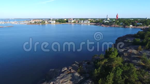 一个宁静的七月早晨在海湾边的城市上空芬兰汉口视频的预览图