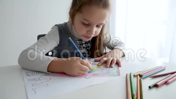 小女孩在白色的房间里画画7岁的女孩在家里在一张纸上画画视频的预览图