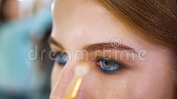 红发青年女性在美容院化妆专业视频的预览图