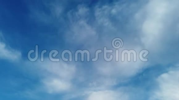 美丽的时光在美丽的蓝天中流逝乌云密布视频的预览图