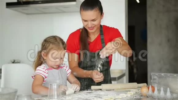 幸福的爱的家庭正在一起准备面包店母亲和女儿正在做饼干玩得开心视频的预览图
