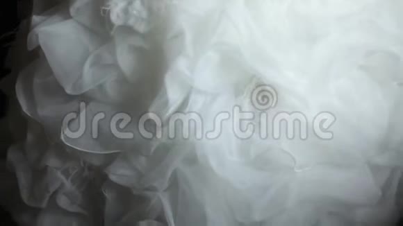 白色婚纱在阴影和美丽的阳光下视频的预览图