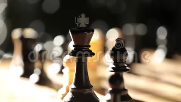 阳光下的棋盘黑白棋视频的预览图