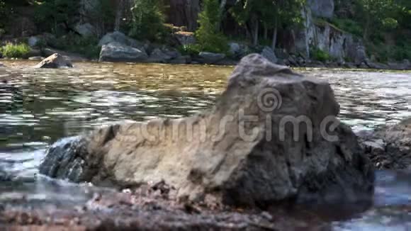 湖水冲刷着海岸上的石头视频的预览图