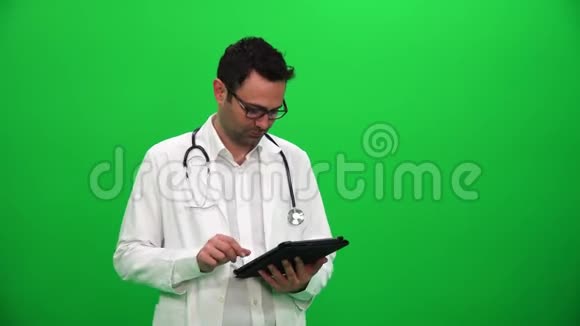 医生提供数字屏幕左边视频的预览图