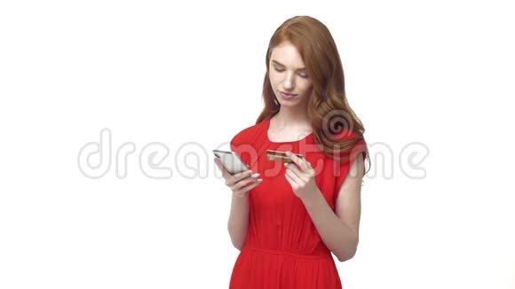年轻女性持信用卡即将进行手机电子商务网上购物视频的预览图
