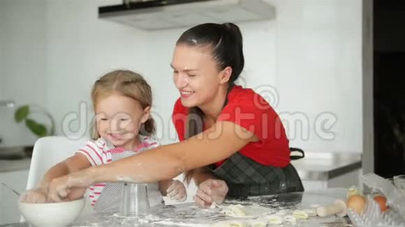 幸福的爱的家庭正在一起准备面包母亲和孩子的女儿在做烹饪和娱乐视频的预览图
