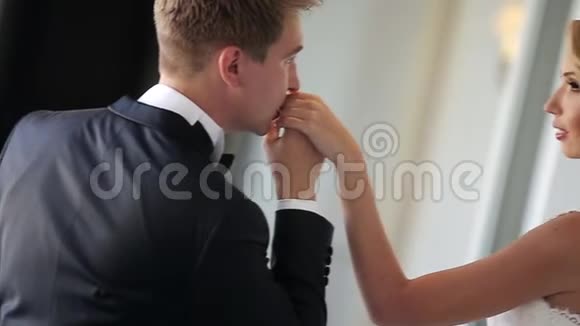 新郎在宫殿里亲吻新娘手视频的预览图