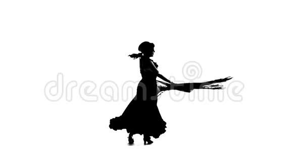 女孩正在和一个曼顿跳舞白色背景剪影慢动作视频的预览图