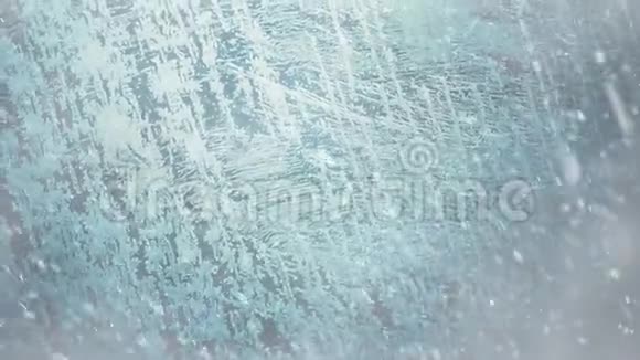 冬季降雪时冰冻玻璃视频的预览图