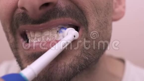 胡须男在镜子里刷牙张开嘴视频的预览图