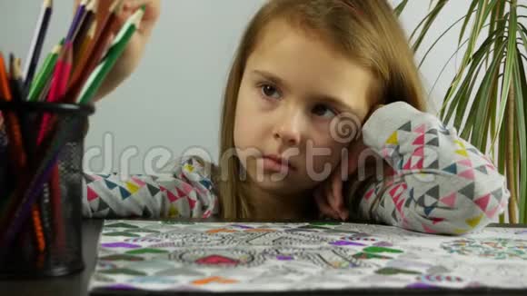 一个悲伤的女孩试图通过画画来分散对消极的注意力视频的预览图