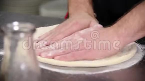 餐厅厨房厨师为披萨做面团视频的预览图