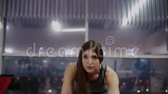 运动的女人在健身房做过度伸展运动视频的预览图