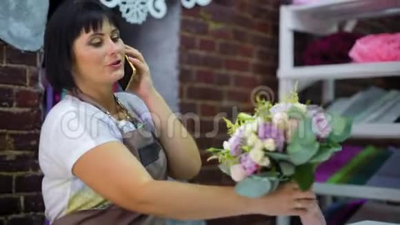 女花店老板在电话里和顾客讨论花束的费用视频的预览图
