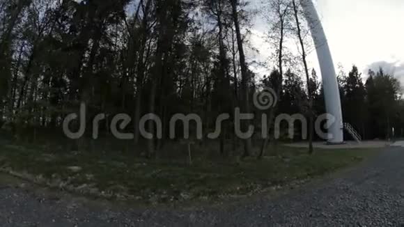 在森林边缘孤独的电动风车上观看从下往上看视频的预览图