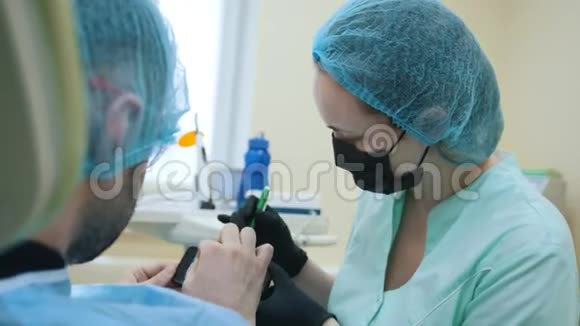 口腔科医生和牙科诊所的病人咨询解释和显示数字x光的使用视频的预览图