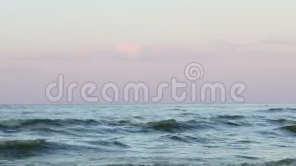 五彩缤纷的海浪与美丽的云彩在夜空中动态的场景视频的预览图