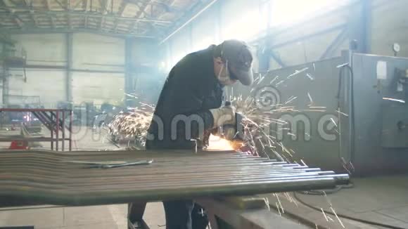 工厂的工人锯金属视频的预览图