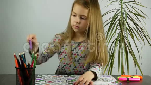 可爱的女孩用五颜六色的铅笔画画减压正面观点视频的预览图