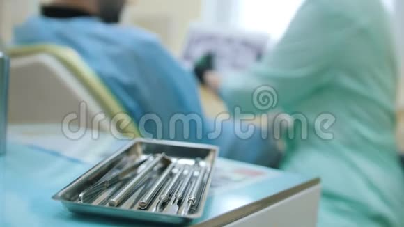 口腔医生和牙科办公室的病人咨询解释和演示x光重点是视频的预览图