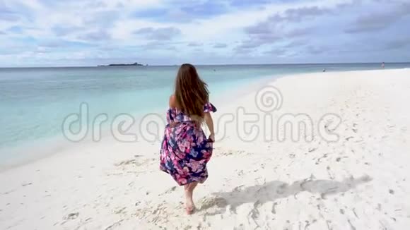 马尔代夫海水湛蓝的沙滩上女人奔跑举手视频的预览图