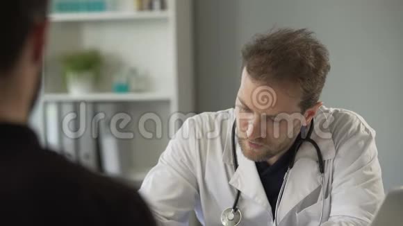 男性医生与病人交谈用听诊器倾听心跳视频的预览图