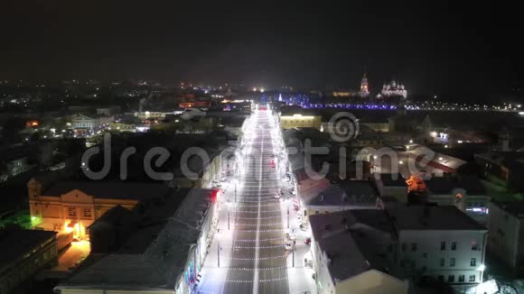 博尔沙亚莫斯科夫斯卡亚街冬天平静的夜晚景观在新年假期美丽的冰冻景观弗拉基米尔视频的预览图