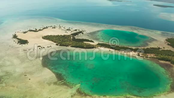 热带岛屿有红树林和绿松石泻湖在珊瑚礁上俯视弗雷泽岛本田湾海景视频的预览图