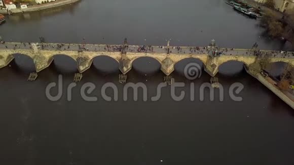 布拉格11月秋季卡洛夫桥的鸟瞰图视频的预览图