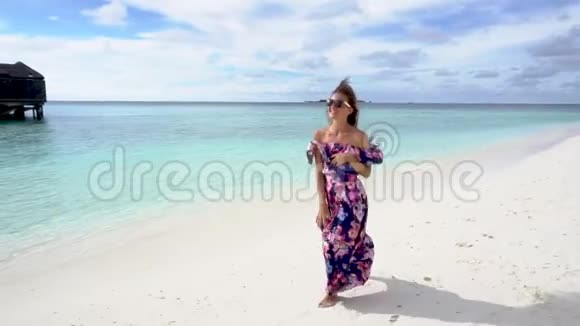 快乐的女人在马尔代夫的海滩上奔跑微笑快乐视频的预览图