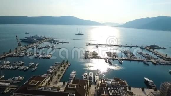 在黑山港上空飞行视频的预览图