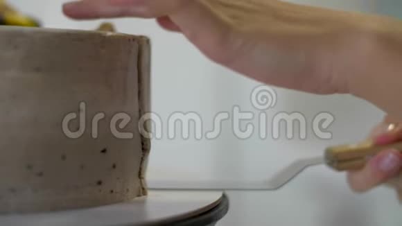 女人的手切了一块蛋糕视频的预览图