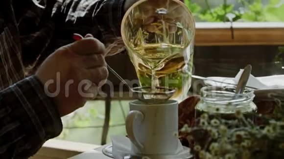 天然茶倒在玻璃杯里视频的预览图
