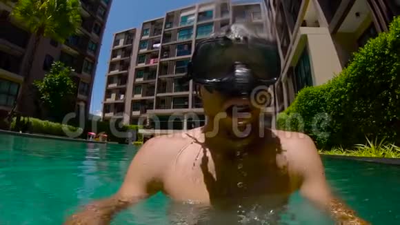 8倍慢镜头一名男子在潜水面具训练呼吸保持在游泳池视频的预览图