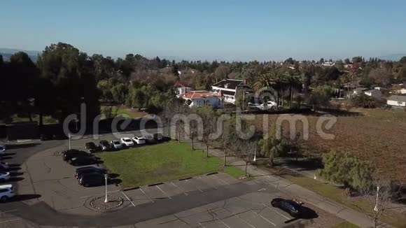 空中飞行一座美丽的大房子在一片被棕榈树包围的田野中间视频的预览图
