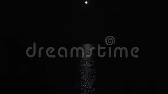 夜晚的月光反射在海面上视频的预览图