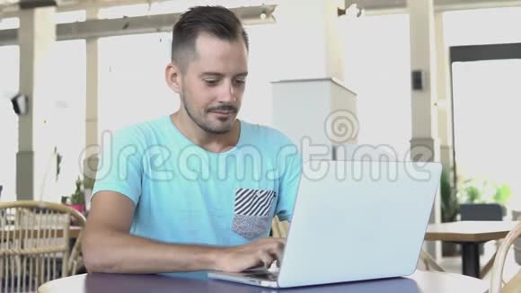 自由职业者男性记者在笔记本电脑上打字视频的预览图