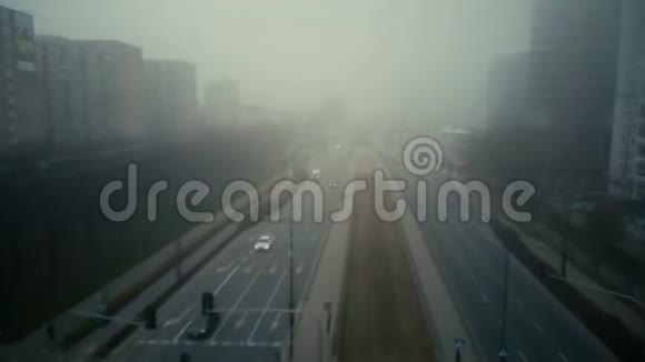 在雾中飞过模糊的城市街道视频的预览图