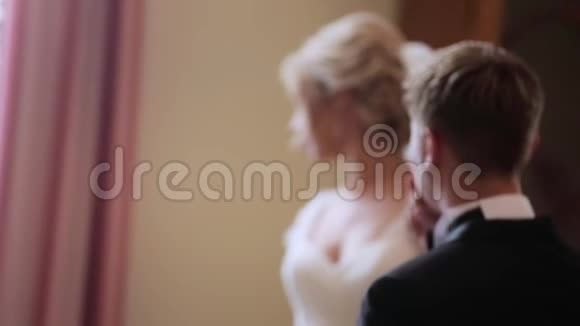 新郎在宫殿里亲吻新娘手视频的预览图