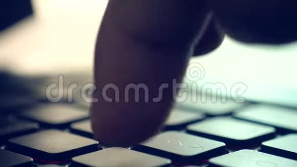 笔记本电脑键盘特写视频的预览图