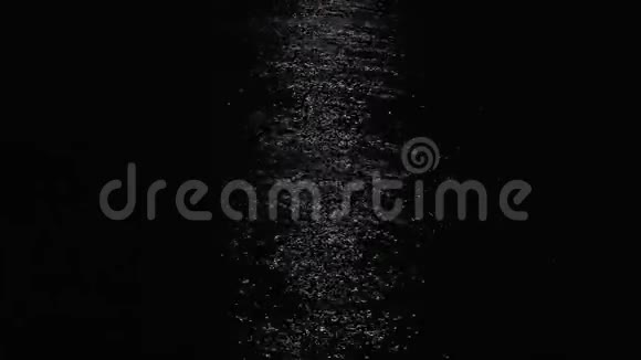 夜晚的月光反射在海面上视频的预览图