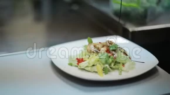 新鲜沙拉盘加虾视频的预览图