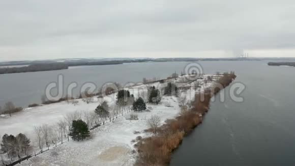 在冬季的第聂伯河中间的修道院岛视频的预览图