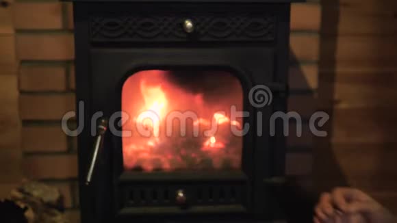 可爱的一对情侣在燃烧的壁炉旁牵手视频的预览图